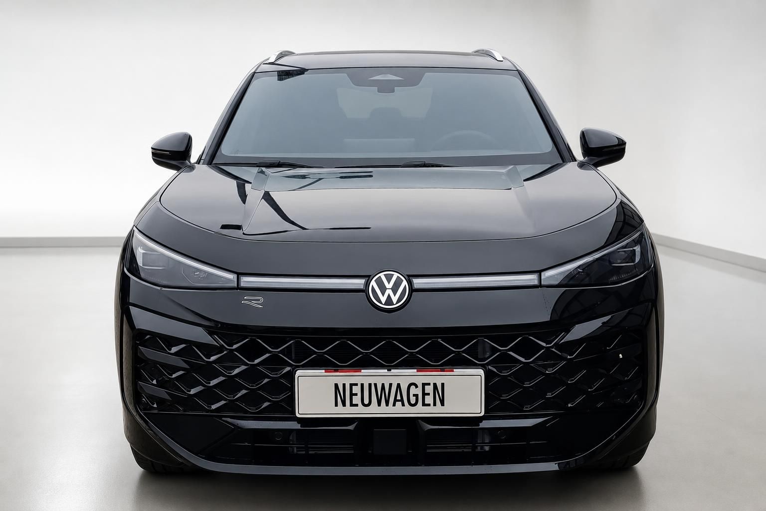 VW SUV schwarz, Frontalansicht mit Kuehlergrill im Studio