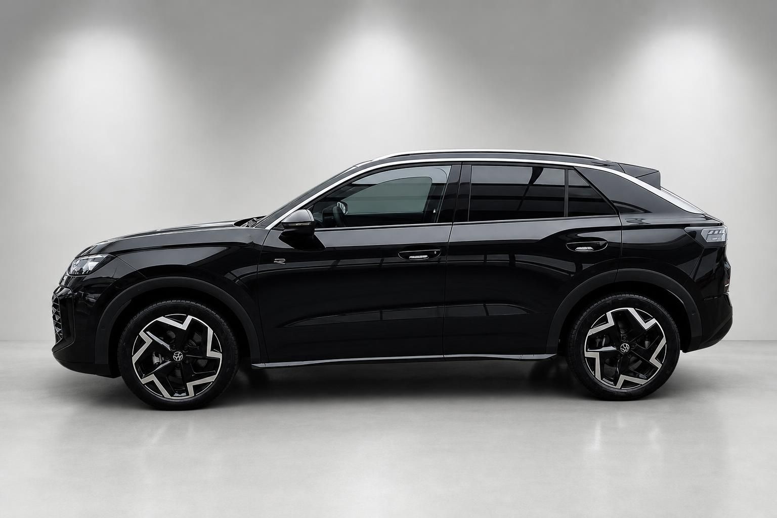 VW SUV schwarz, Seitenprofil im Fotostudio