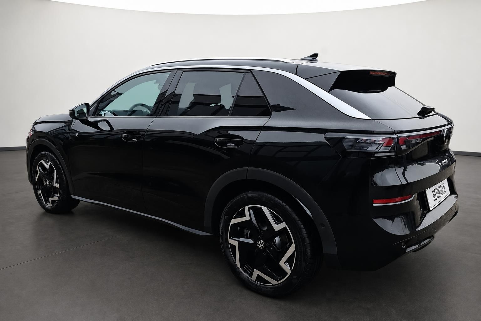 VW T-Roc eTSI schwarz Heck-Seitenansicht Neuwagen Studio