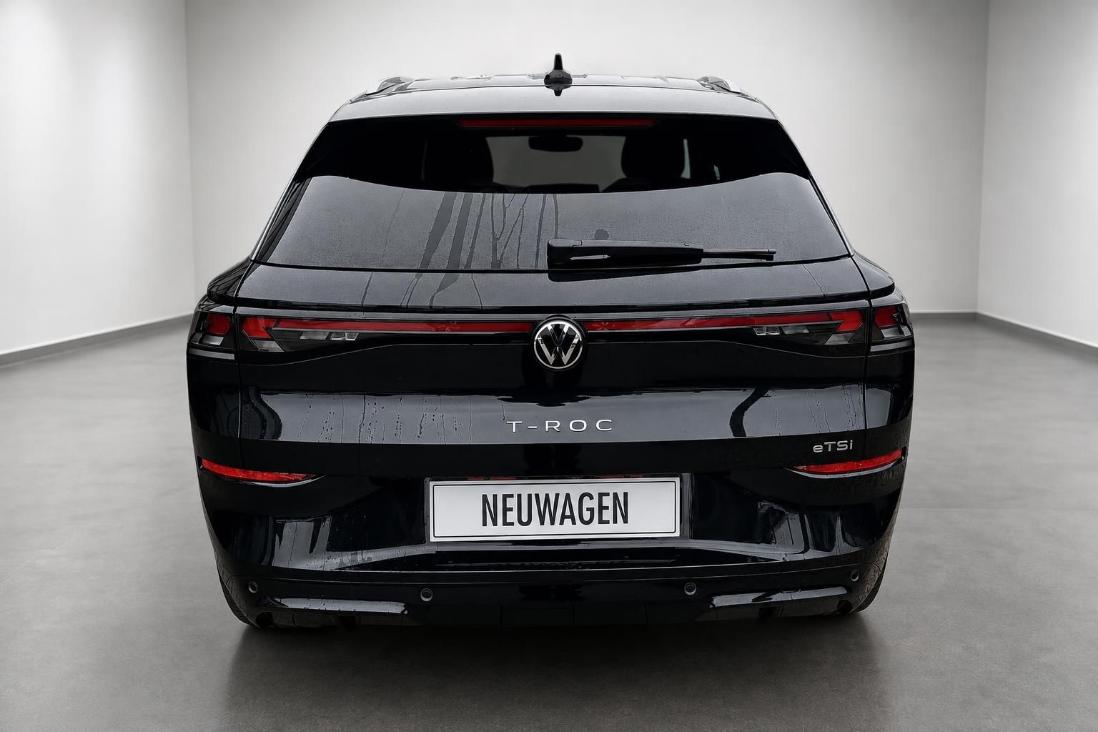VW T-Roc eTSI schwarz Heckansicht Neuwagen im Studio
