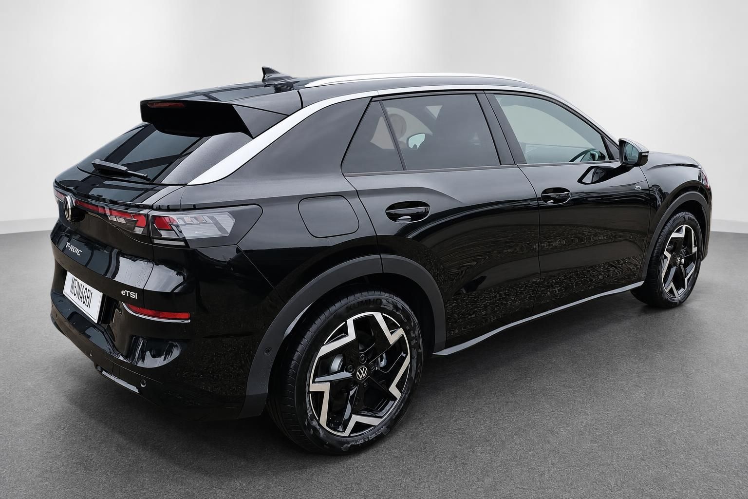 VW T-Roc eTSI schwarz Heck-Seitenansicht mit Alufelgen