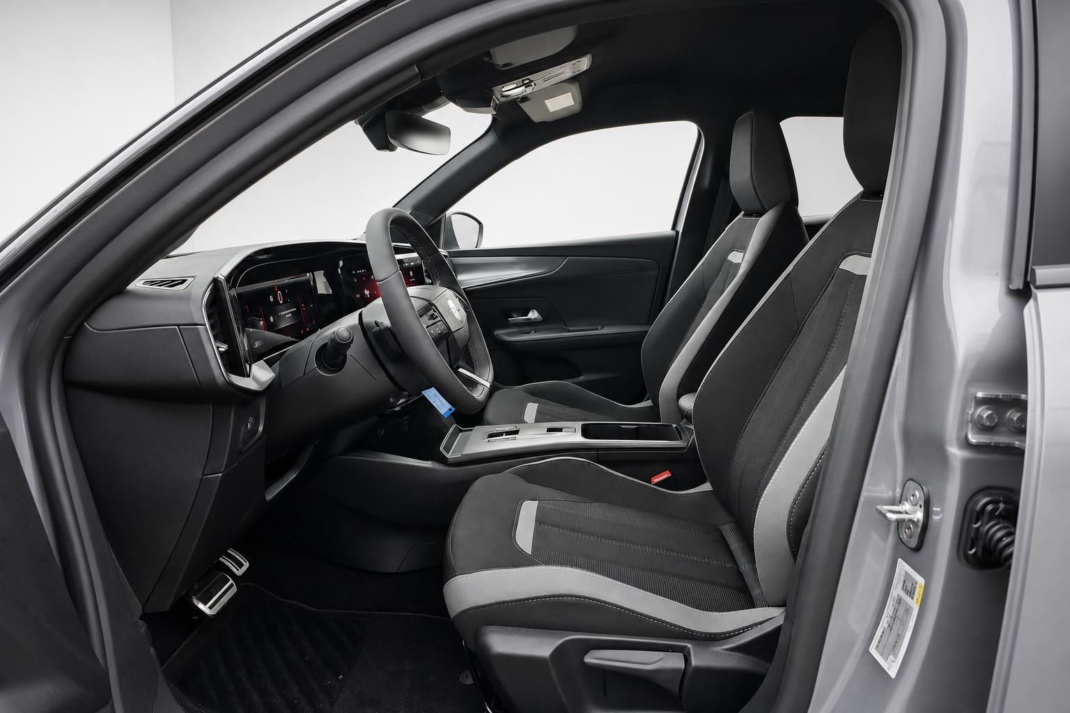 Opel Mokka Innenraum, Vordersitze und Cockpit mit Lederlenkrad