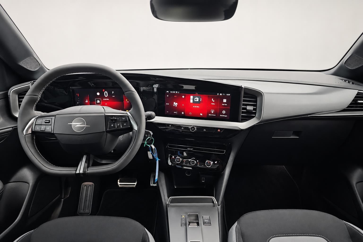 Opel Cockpit mit Lenkrad und digitalem Infotainment-Display
