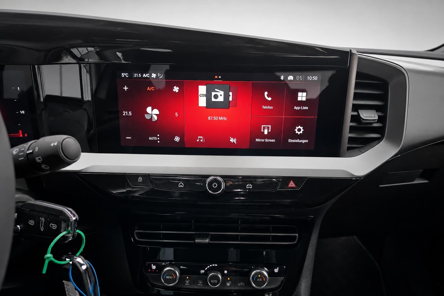 Zentrales Infotainment-Display mit Klimabedienung im Fahrzeug