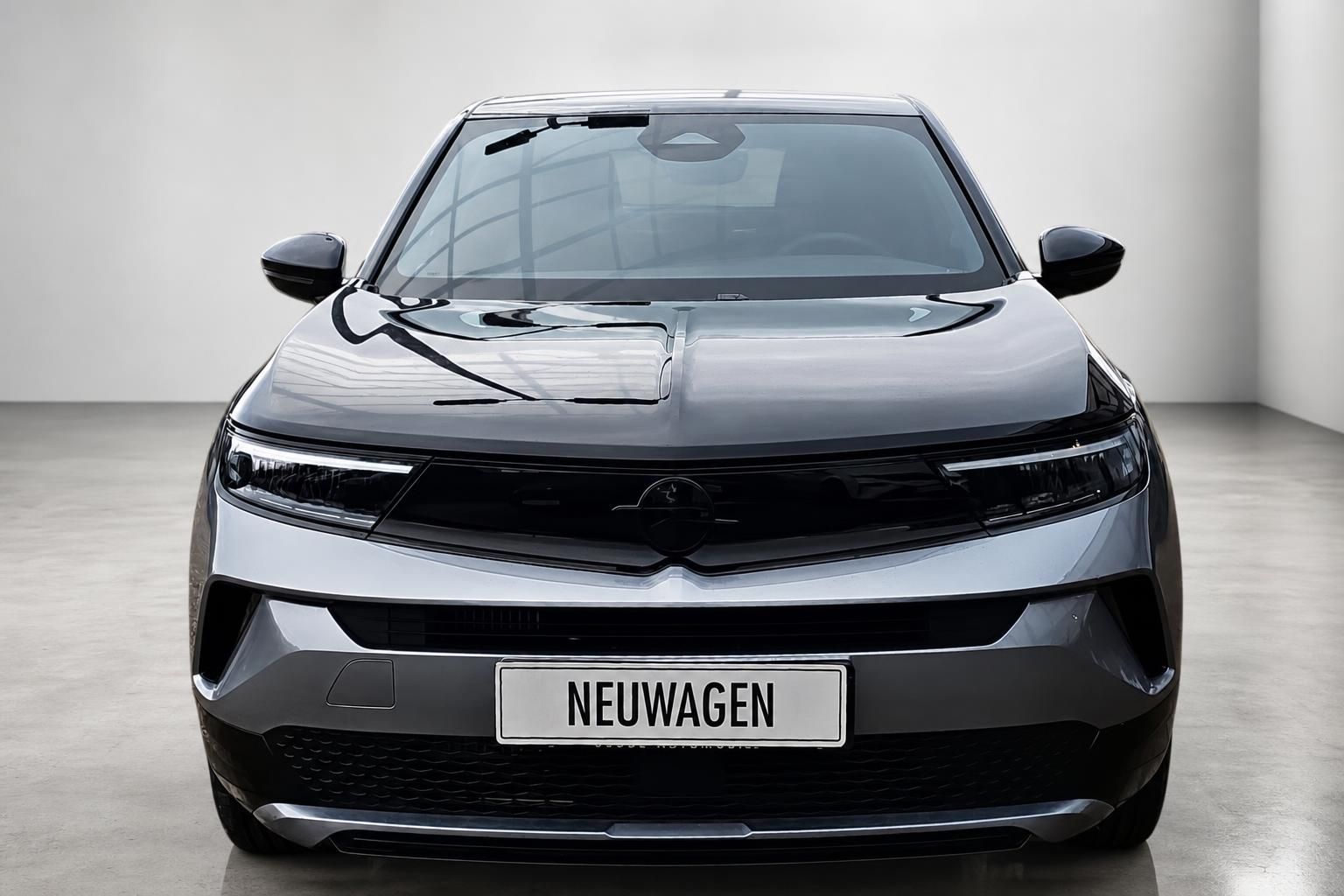 Opel Mokka Frontansicht mit Kennzeichen Neuwagen im Studio