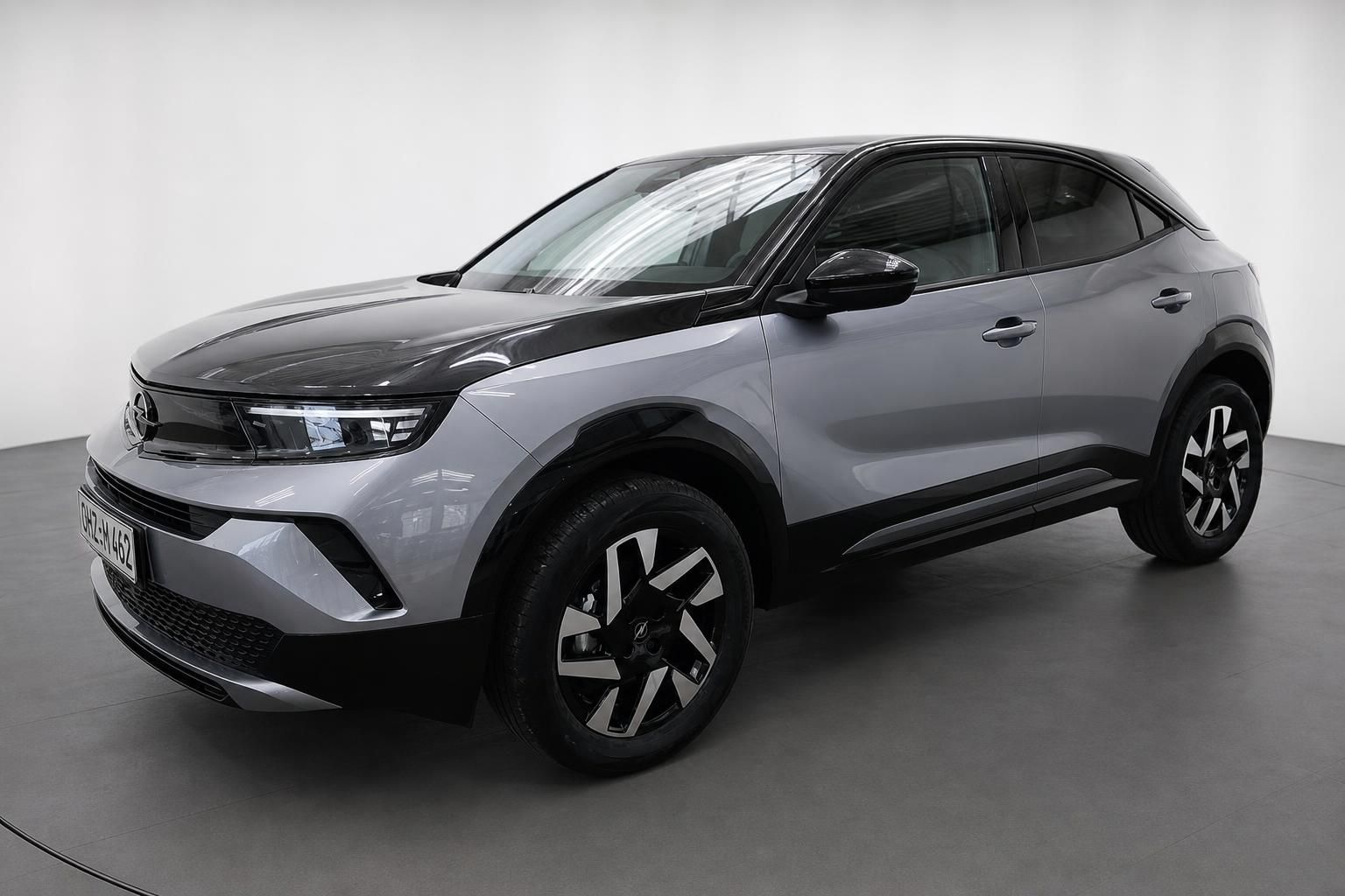 Opel Mokka grau, Frontansicht schraeg im Studio
