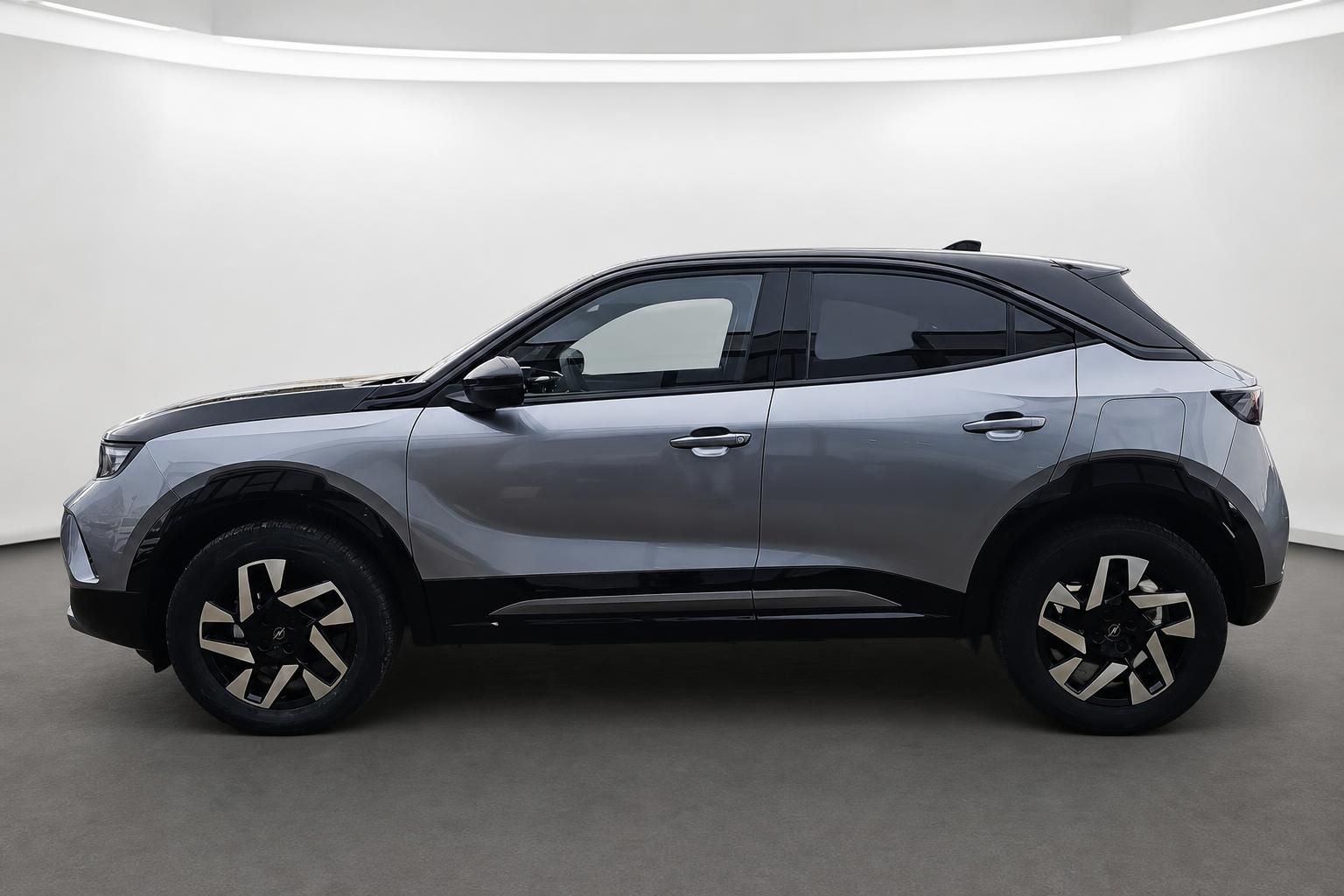 Opel Mokka in Grau-Schwarz, Seitenansicht im Studio