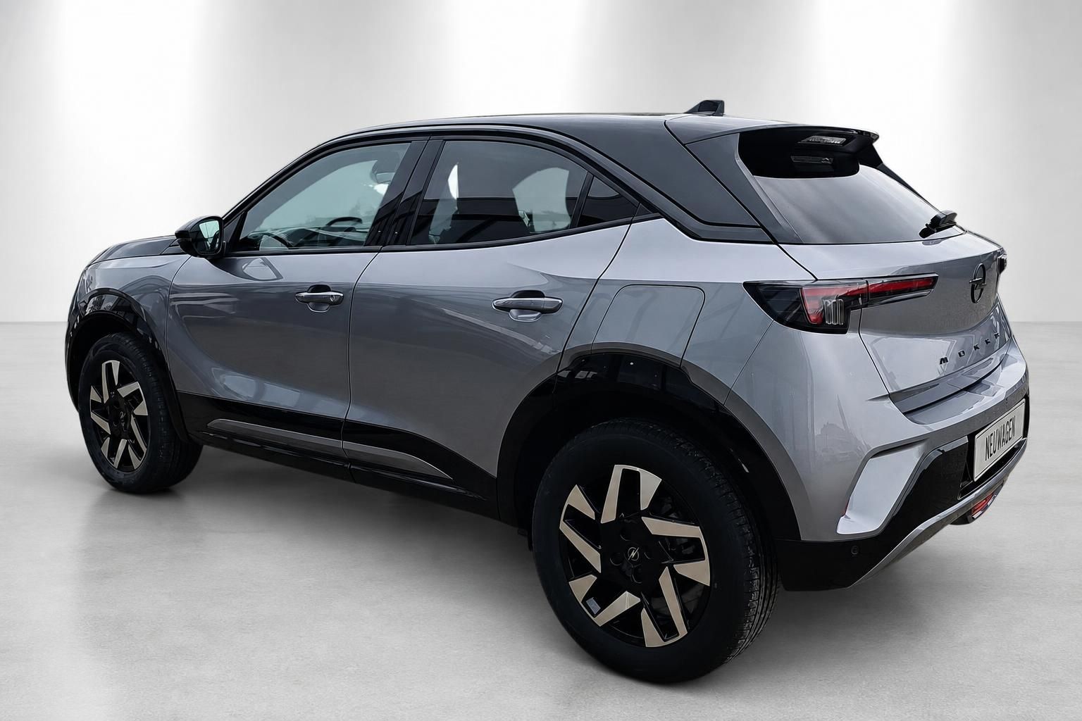 Opel Mokka grau, Heckansicht mit Alufelgen im Studio