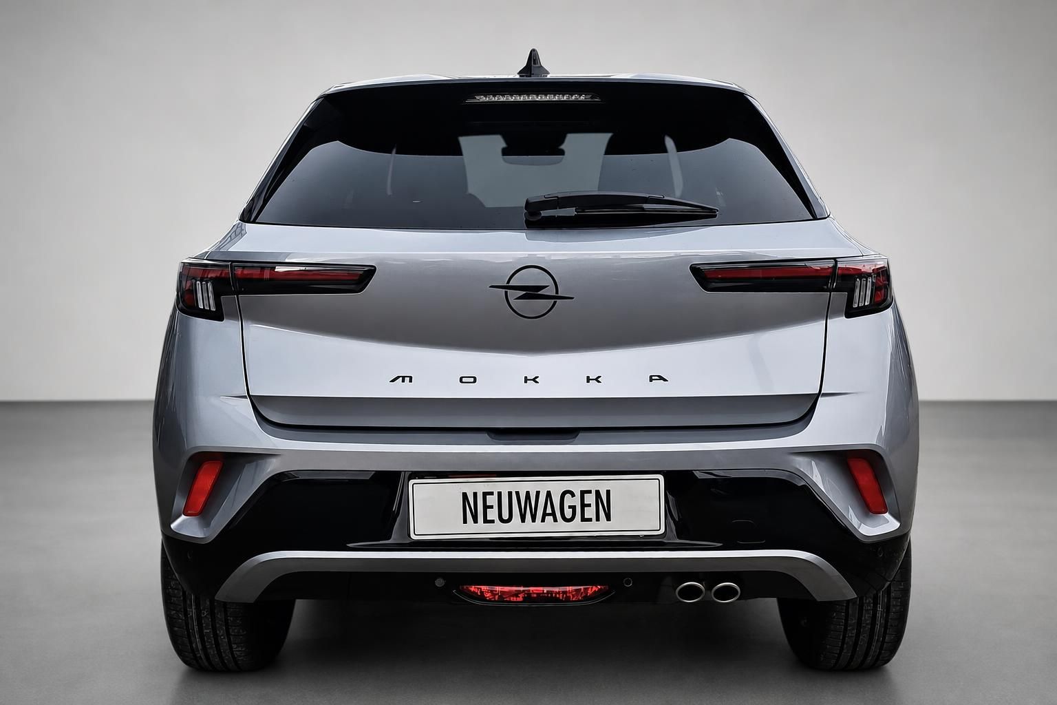 Opel Mokka in Silber, Heckansicht mit LED-Rueckleuchten im Studio
