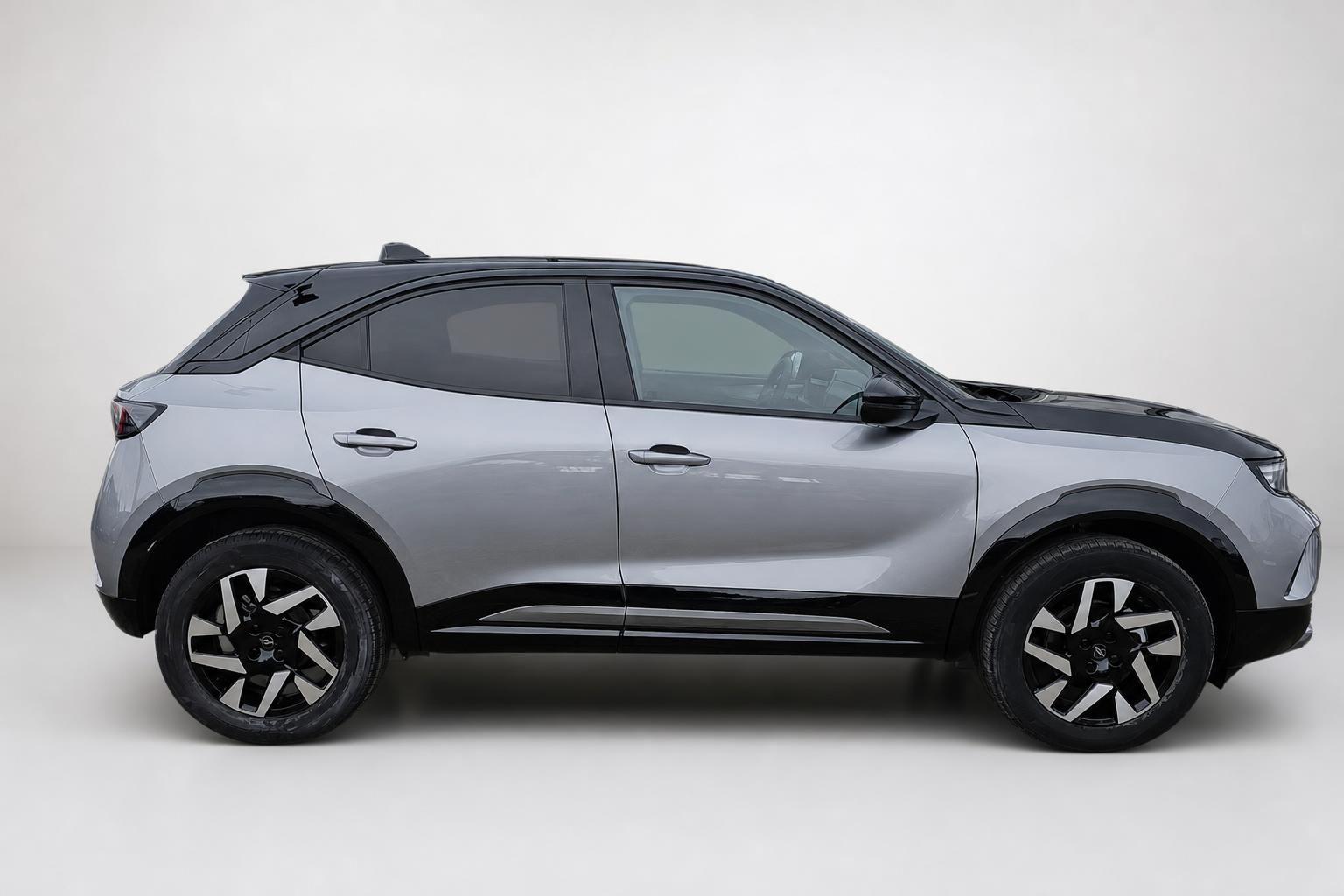 Opel Mokka in Silber, Seitenansicht im Studio freigestellt