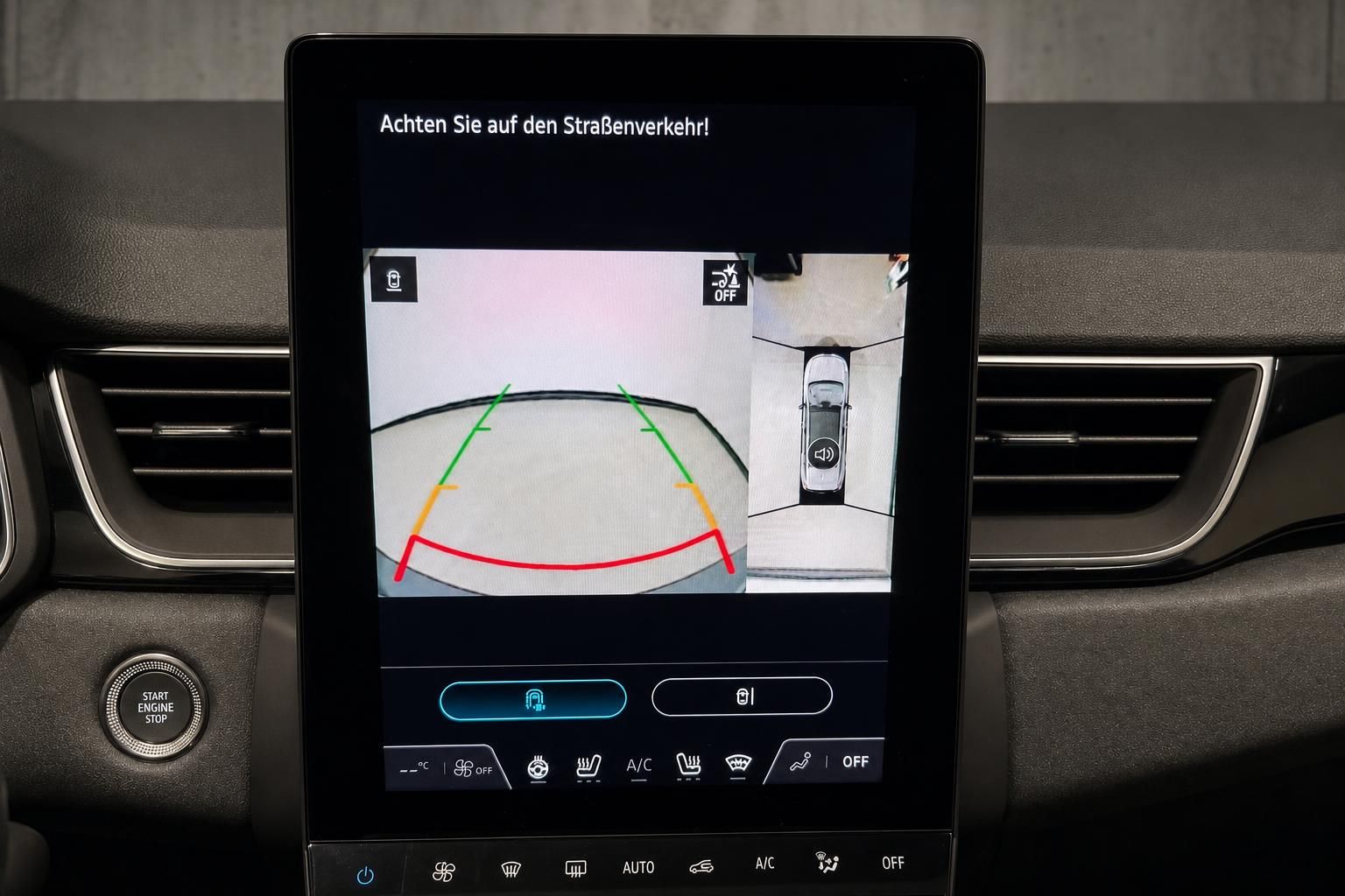 Touchscreen mit Rückfahrkamera und 360-Grad-Ansicht im Fahrzeug