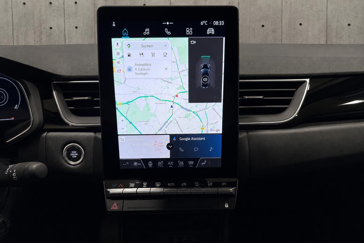 Infotainment-Display mit Navigation im Mitsubishi Innenraum