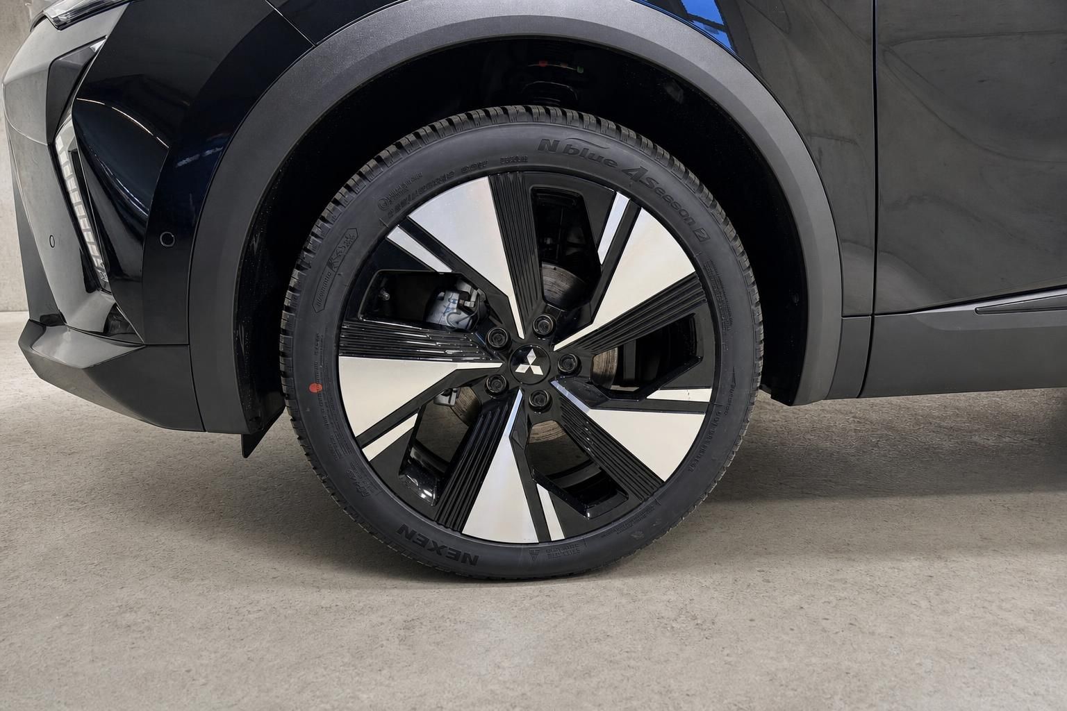 Mitsubishi SUV schwarz, Detailansicht Leichtmetallfelge und Reifen