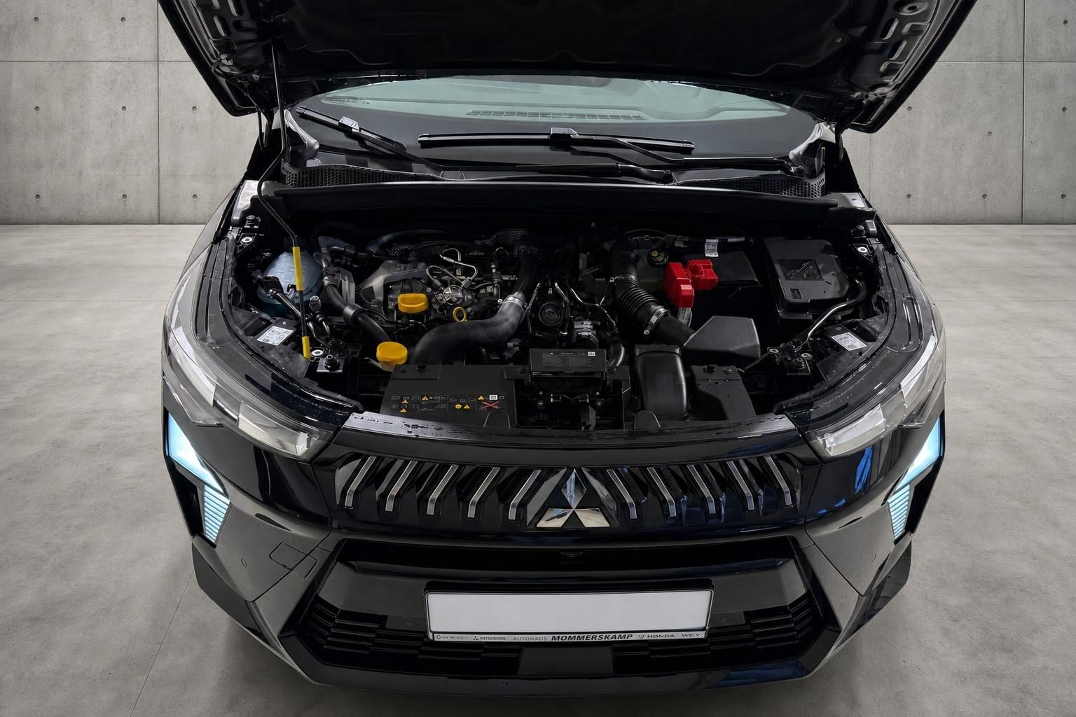 Mitsubishi SUV mit geoeffneter Motorhaube, Blick auf den Motorraum