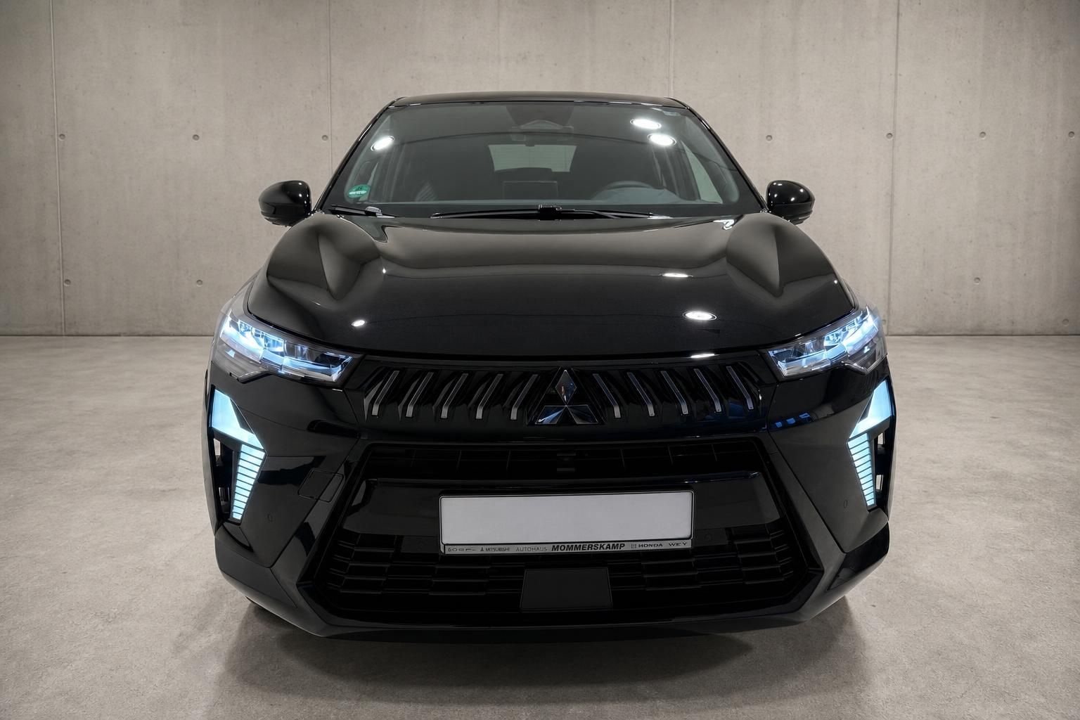 Mitsubishi SUV schwarz, Frontansicht mit LED-Scheinwerfern