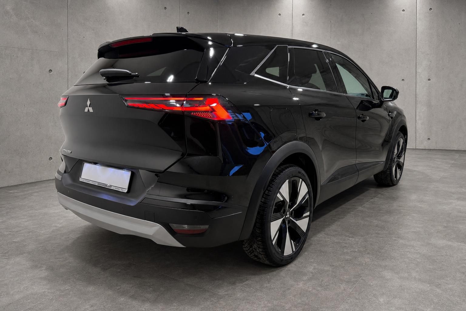 Mitsubishi Outlander schwarz, Heckansicht mit LED-Rückleuchten
