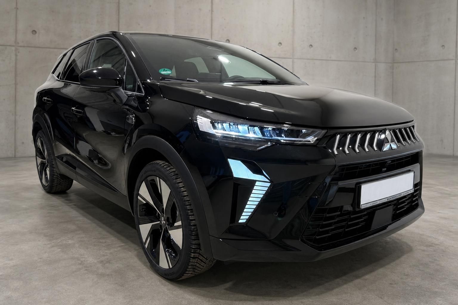 Mitsubishi schwarz, Frontansicht mit LED-Scheinwerfern und Kühlergrill