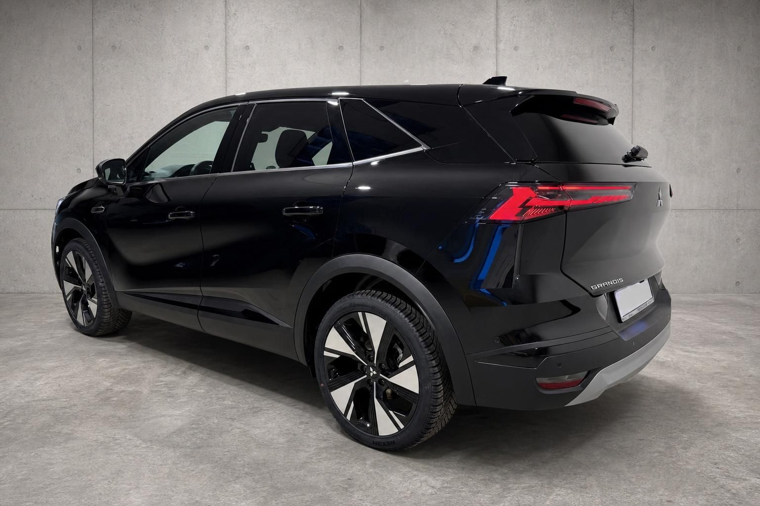 Mitsubishi Grandis schwarz, Heckansicht mit Alufelgen im Studio