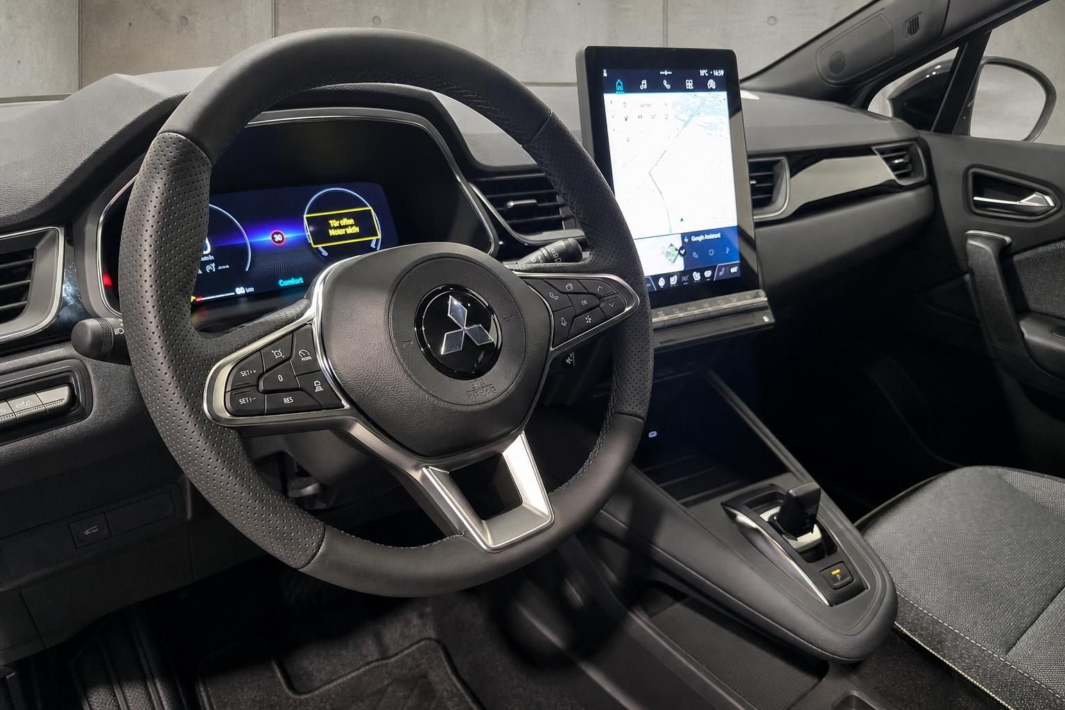 Mitsubishi Innenraum mit Lenkrad, Digitalcockpit und Touchscreen