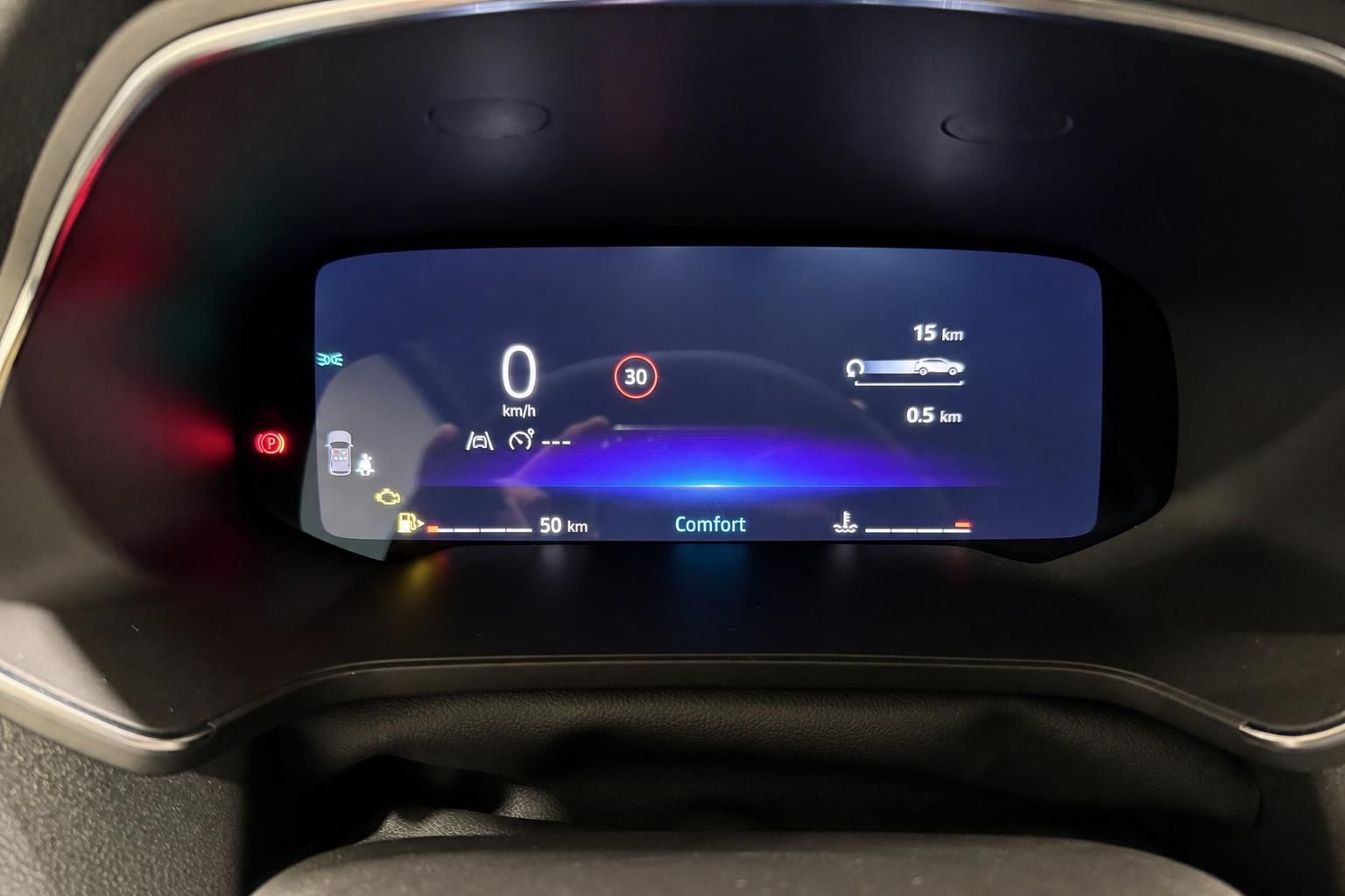 Digitales Kombiinstrument mit Tempomat und Tankanzeige im Fahrzeug