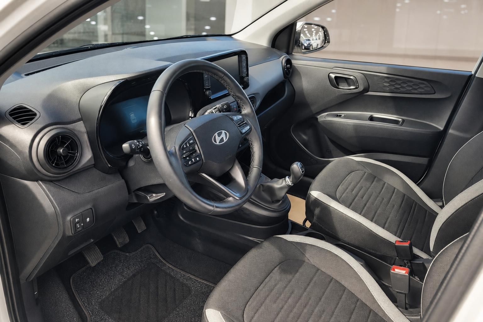 Hyundai i10 Innenraum mit Lenkrad und Cockpit Ansicht