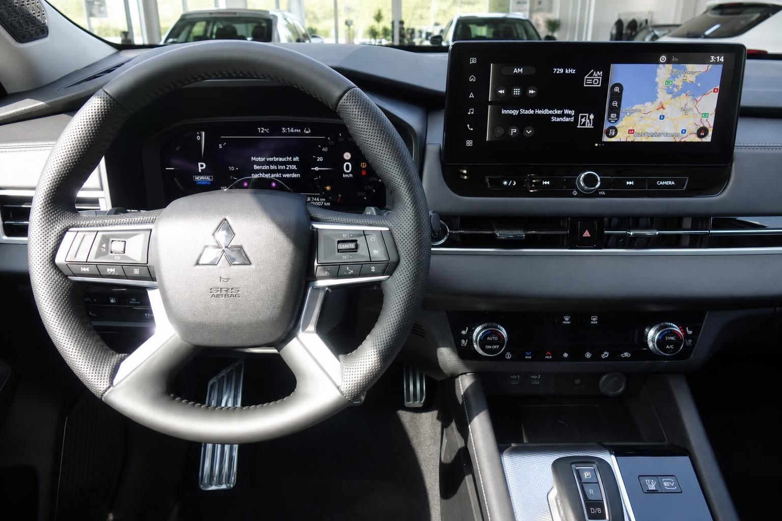 Mitsubishi Cockpit mit Lenkrad, digitalem Display und Infotainment-System mit Navigation