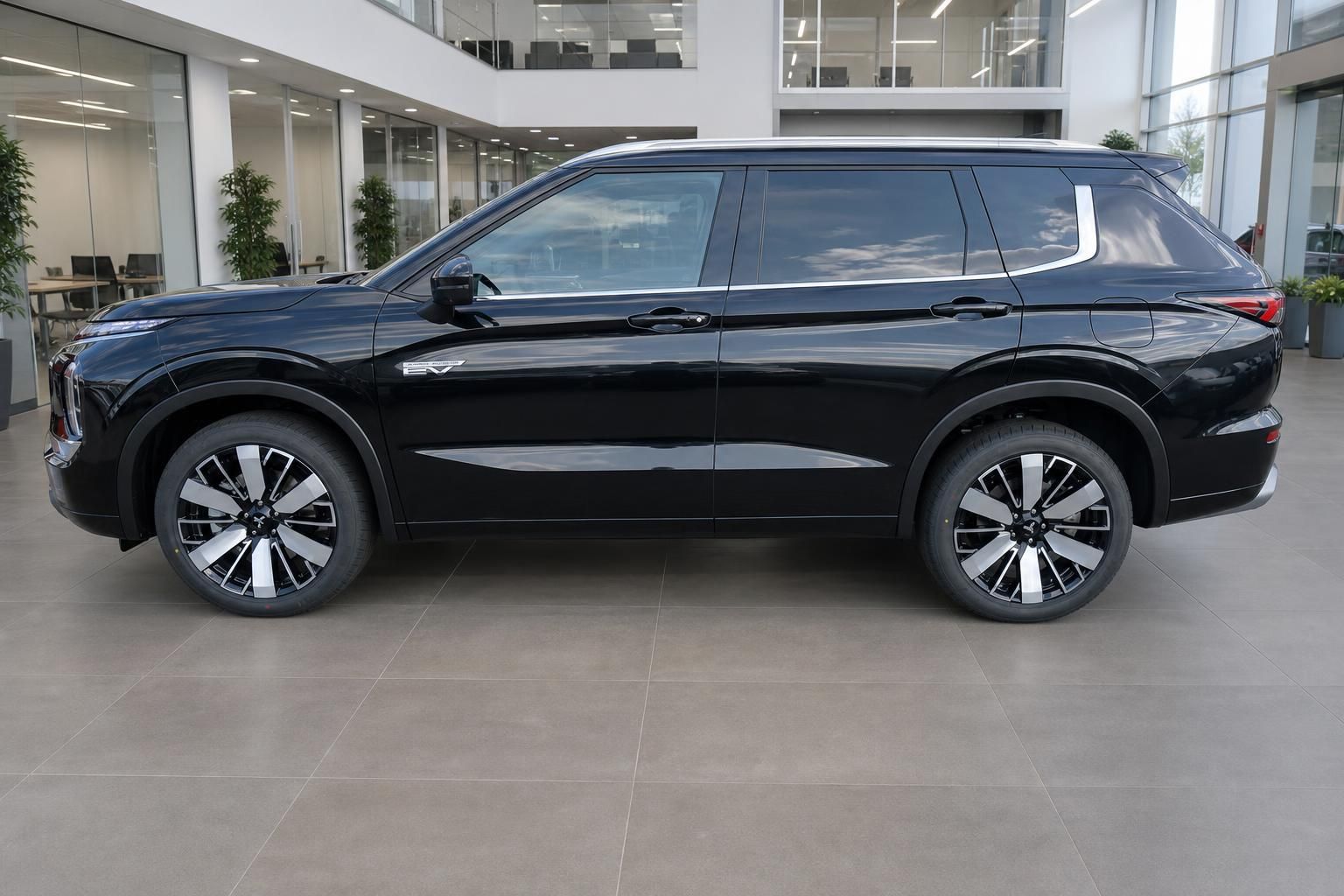 Schwarzer Mitsubishi SUV Seitenansicht im Autohaus-Showroom mit modernen Leichtmetallfelgen