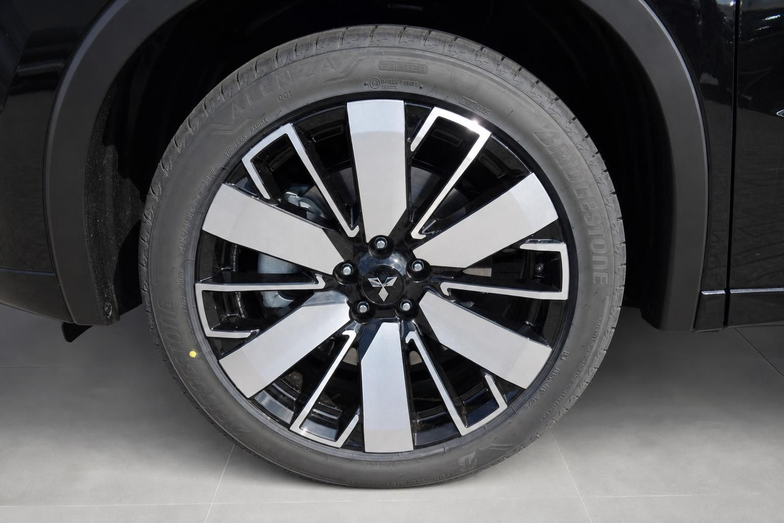 Schwarze Leichtmetallfelge Mitsubishi SUV mit Bridgestone Bereifung und modernem Design