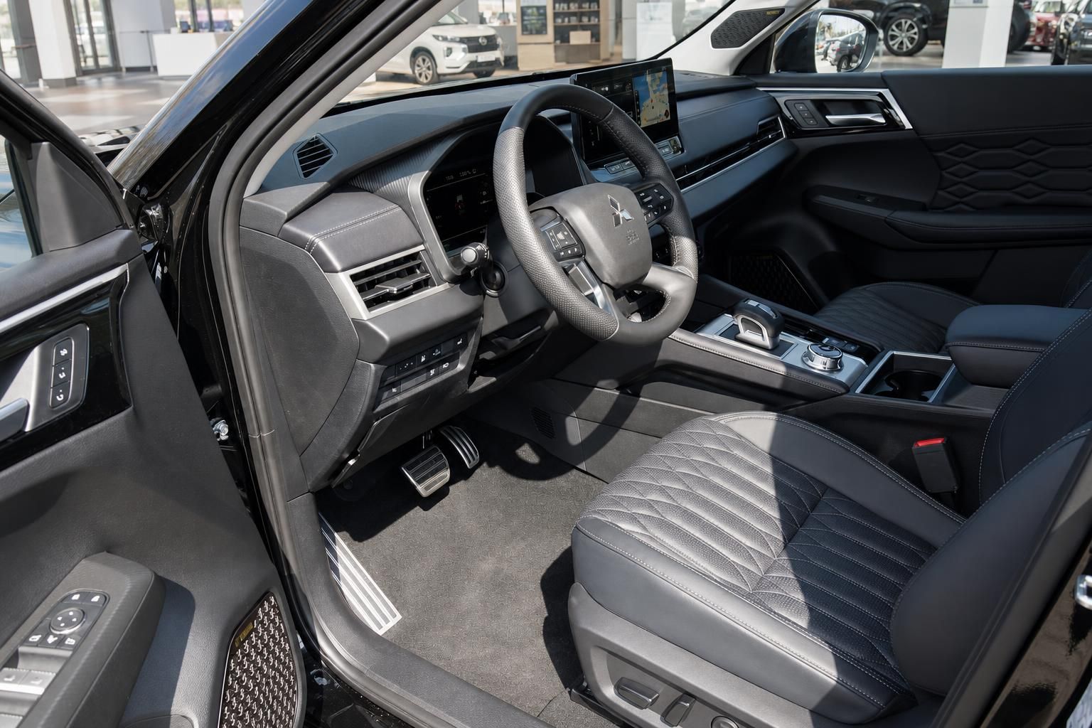Mitsubishi Outlander Innenraum schwarz-grau Leder Cockpit mit Touchscreen und Ledersitzen