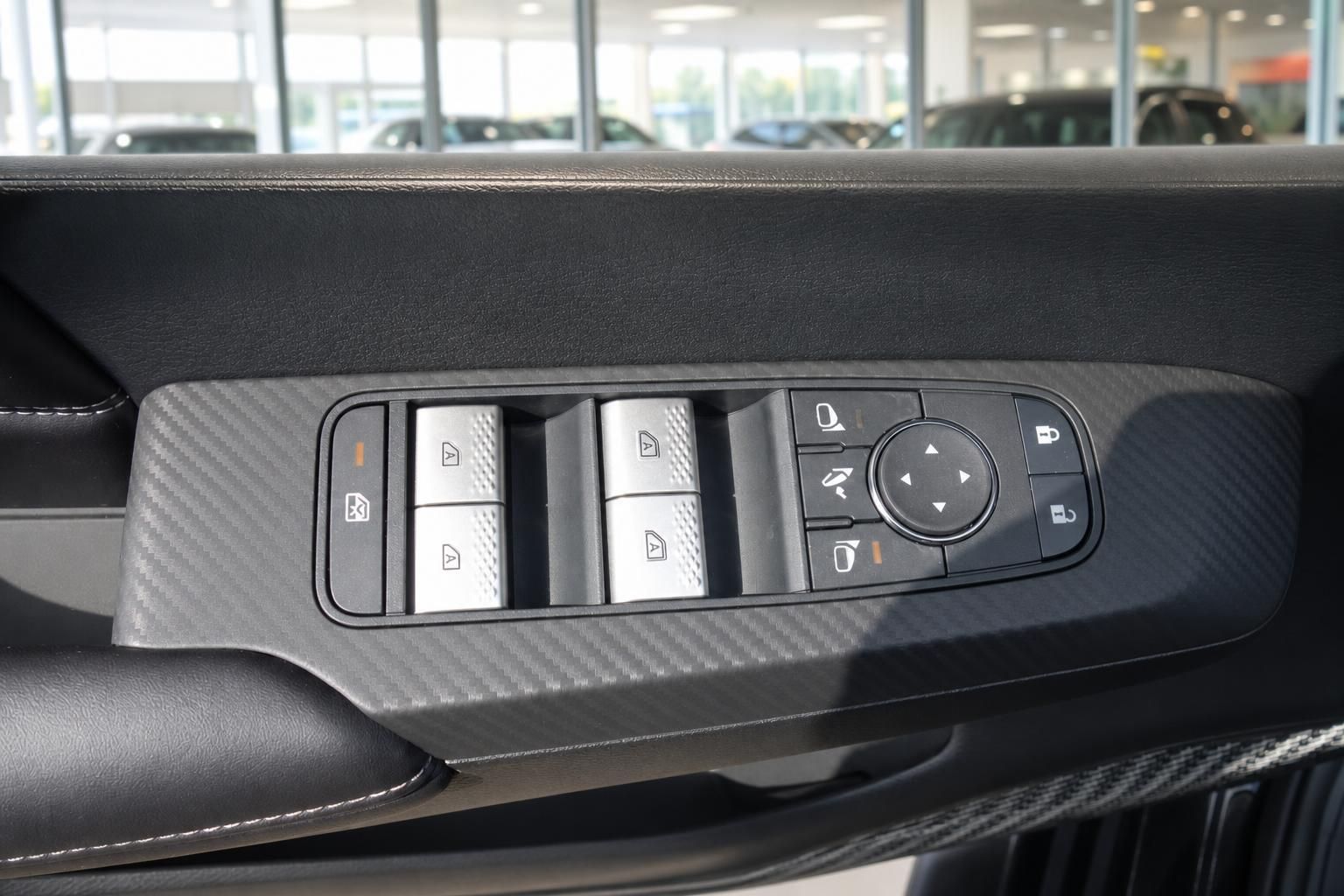 Fensterheber und Spiegelverstellung Bedienelemente in der Fahrertuere mit Carbon-Optik