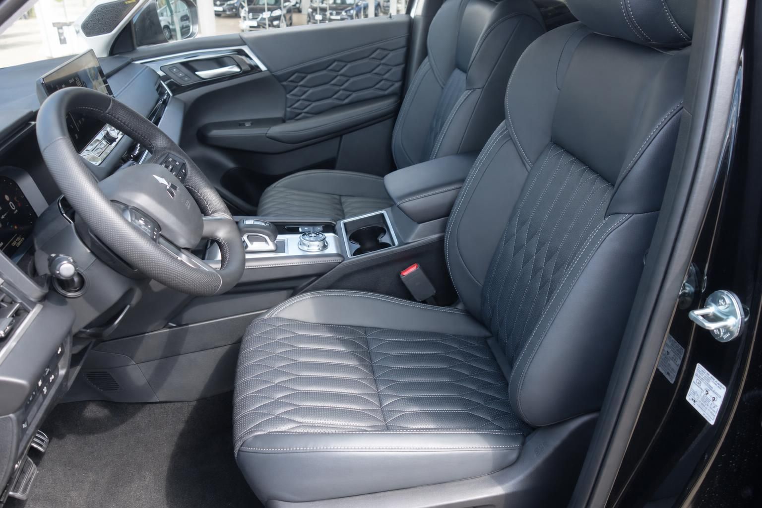 Luxurioese Lederausstattung im Fahrzeuginnenraum mit gesteppten Sitzen und modernem Design