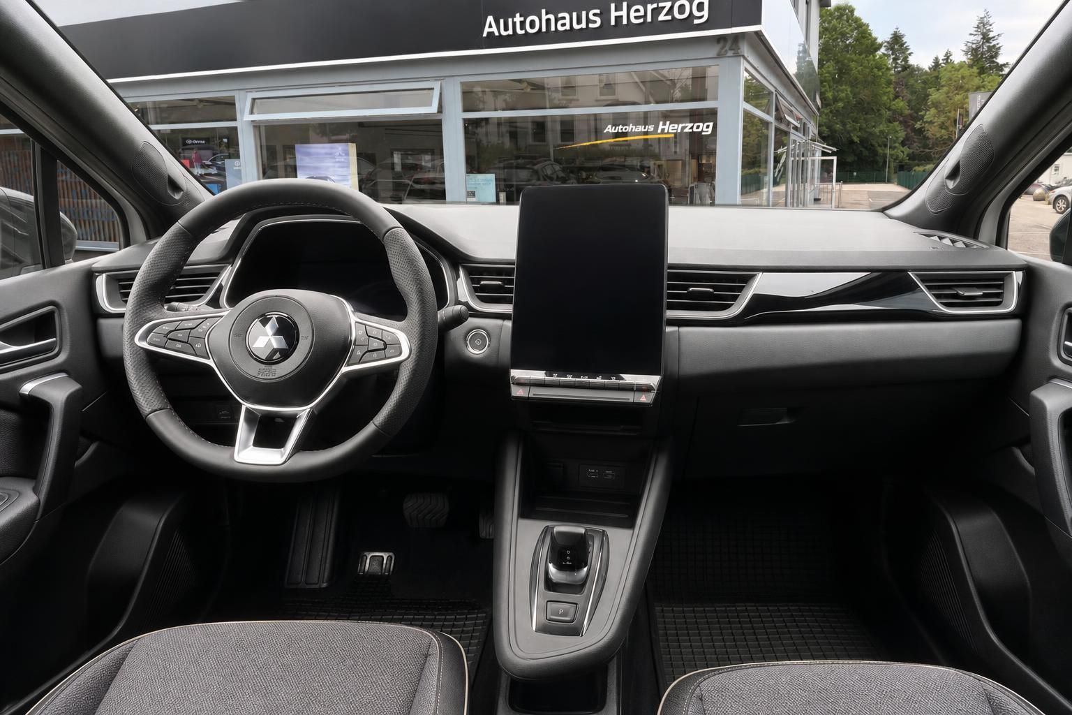 Mitsubishi Cockpit Innenraum mit Lenkrad und Touchscreen