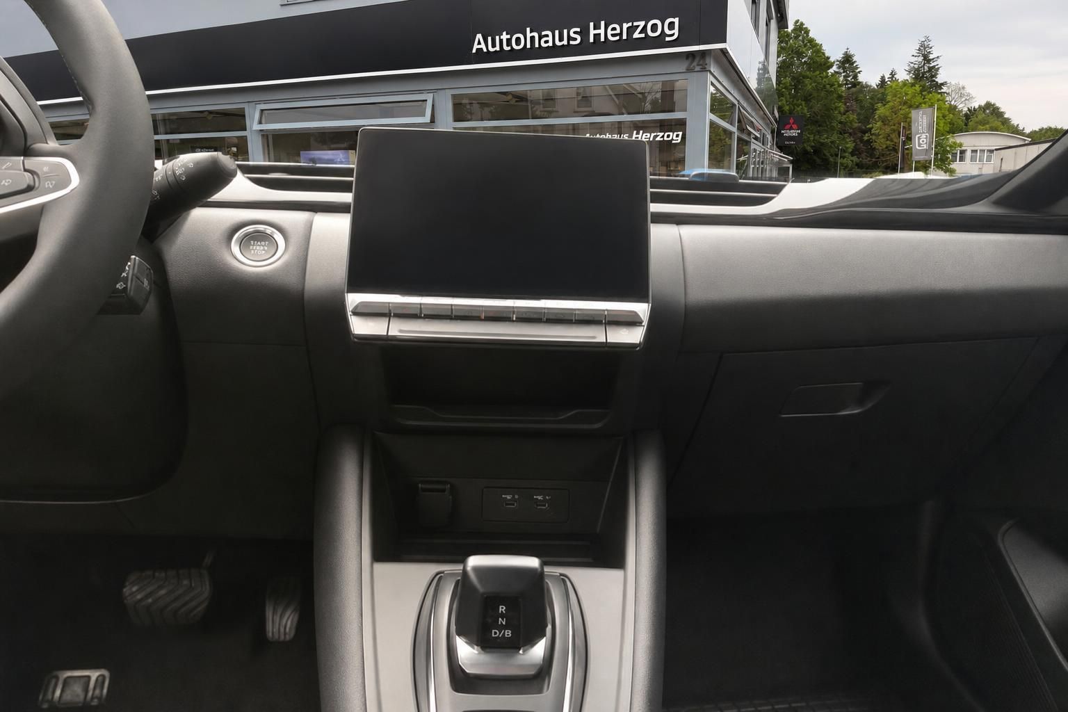 Mitsubishi Innenraum Cockpit mit Touchscreen und Automatikschalthebel
