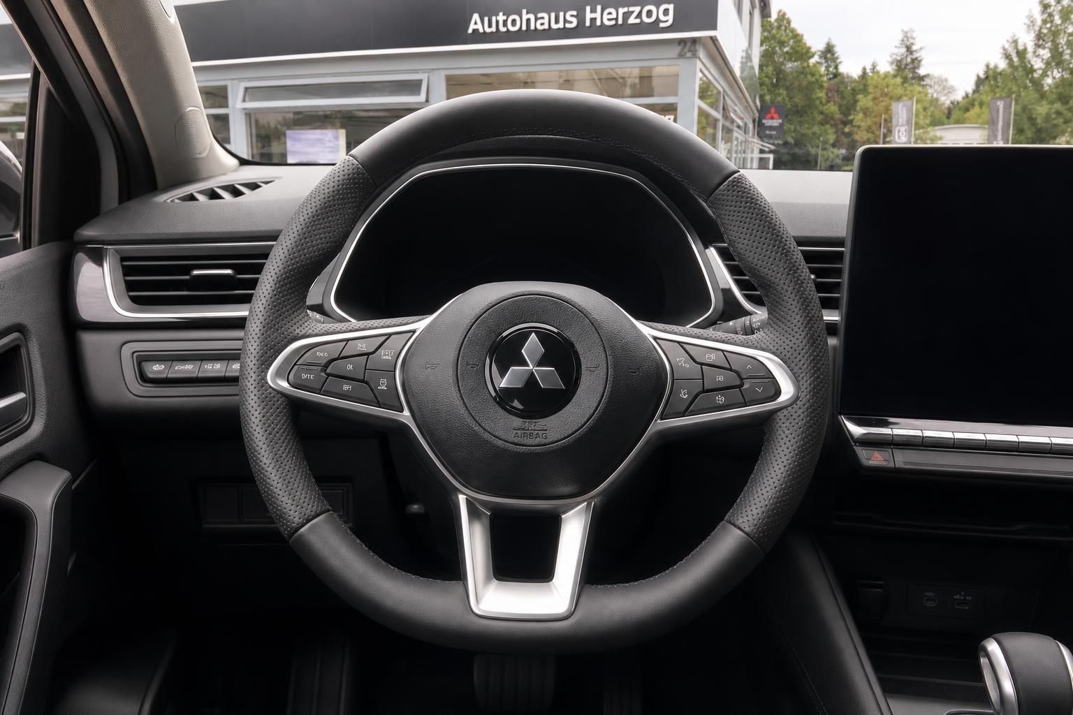 Mitsubishi Lenkrad mit Multifunktionstasten und Logo im Detail