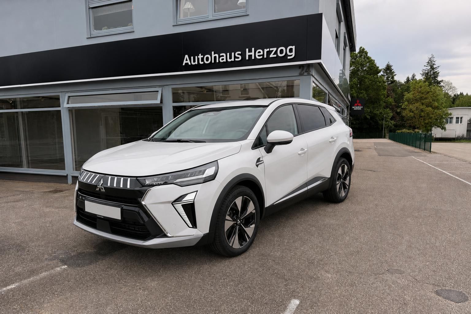 Mitsubishi SUV in Weiß Frontansicht beim Autohaus Herzog