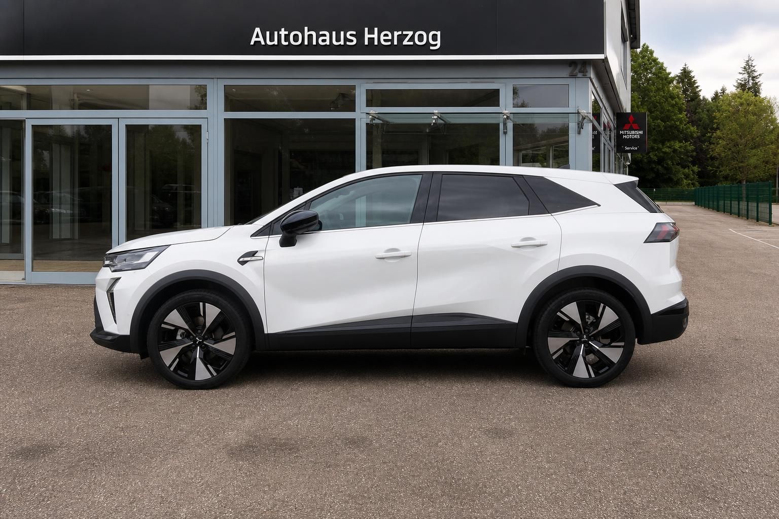Weißer Mitsubishi SUV Seitenansicht vor dem Autohaus Herzog