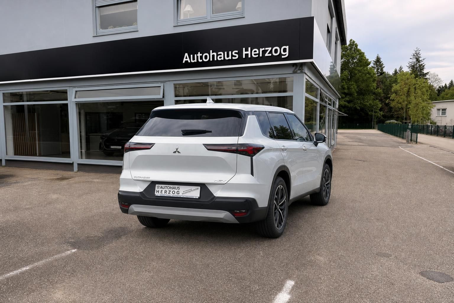 Mitsubishi Outlander PHEV in Weiß, Heckansicht beim Autohaus Herzog