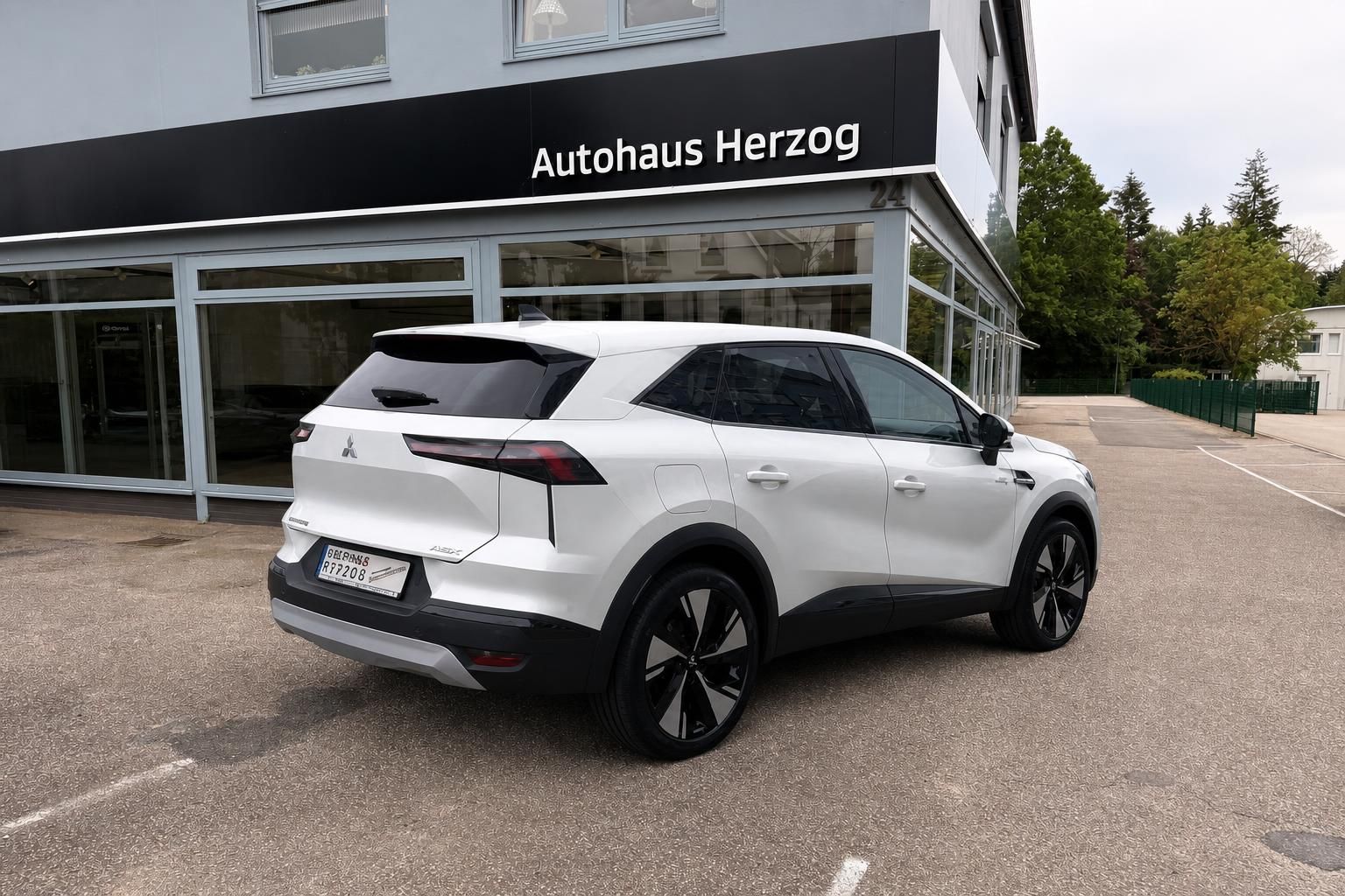 Weißer Mitsubishi ASX Heckansicht auf dem Hof des Autohauses