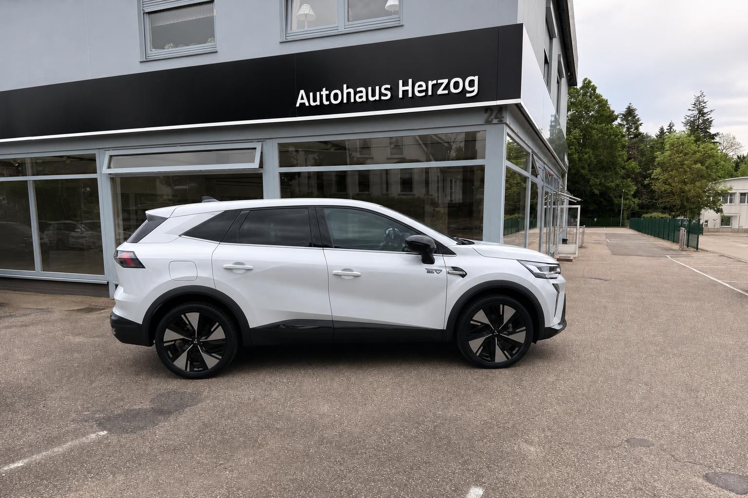 Mitsubishi SUV weiß Seitenansicht vor Autohaus Herzog
