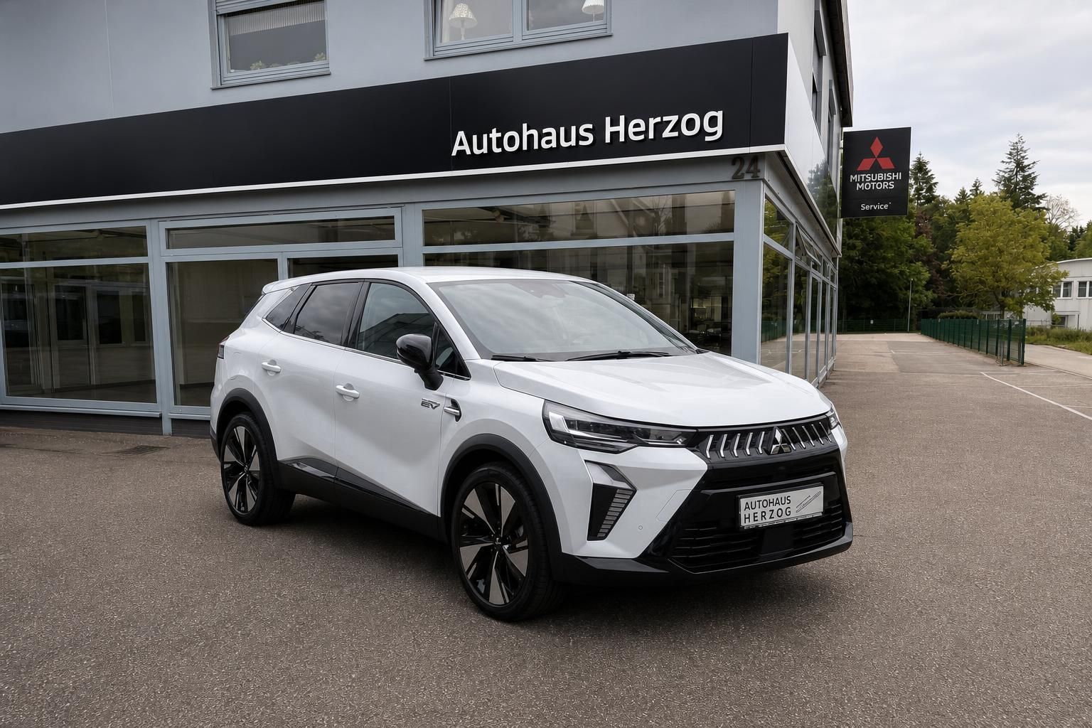 Mitsubishi SUV weiß Frontansicht schräg vor Autohaus