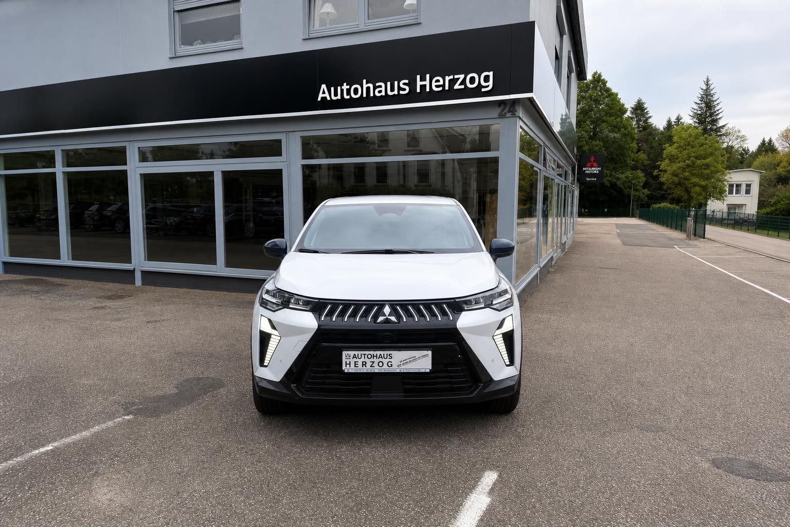 Mitsubishi SUV weiß Frontansicht beim Autohaus Herzog