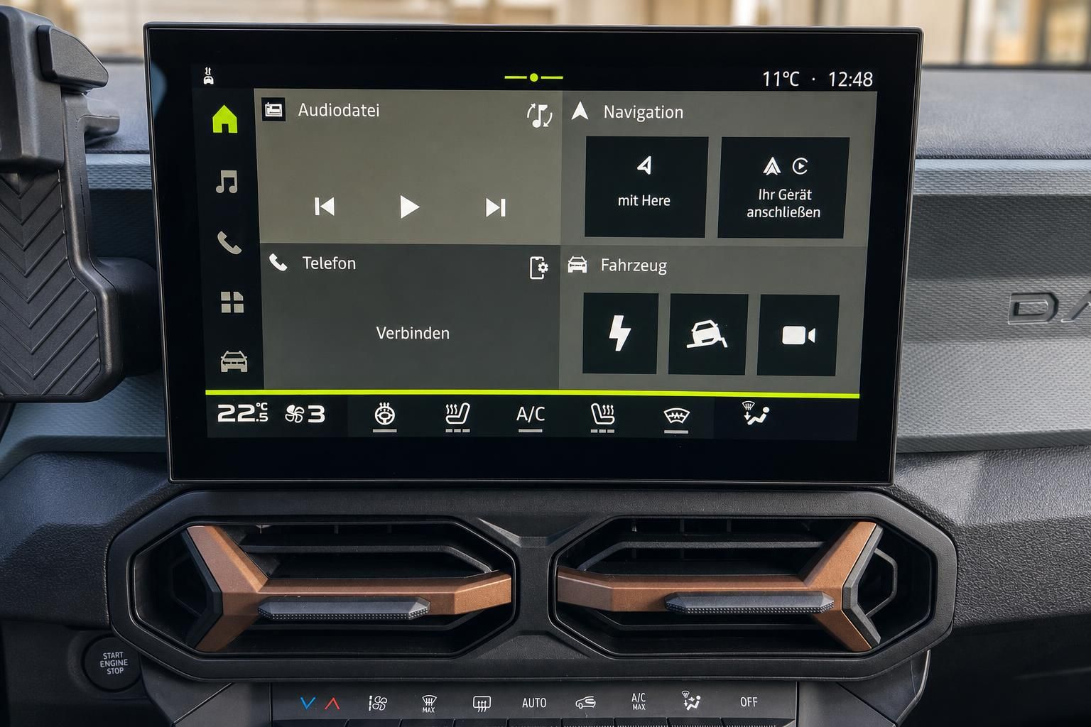 Infotainment-System Display im Fahrzeug-Armaturenbrett mit Navigationsfunktionen