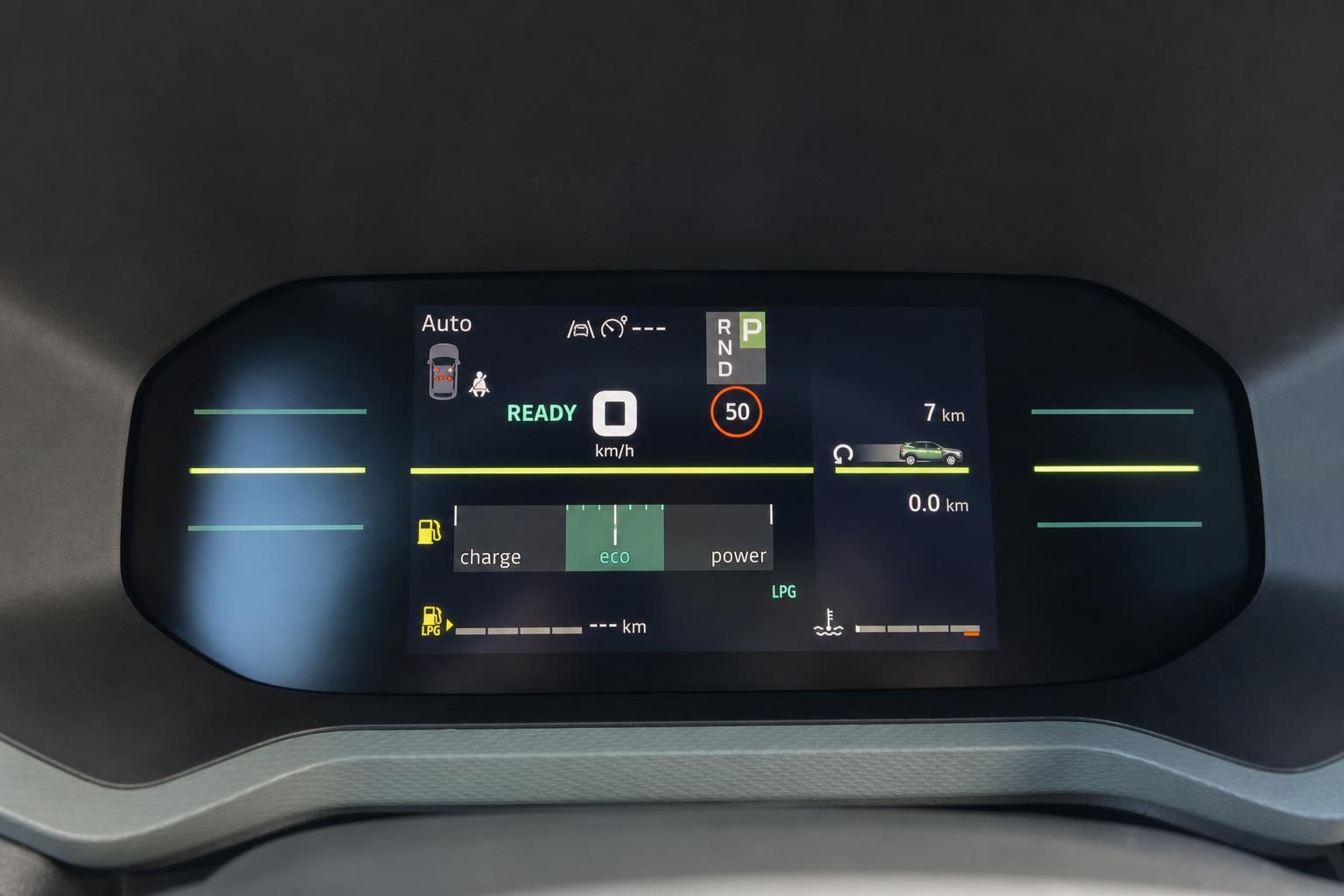 Digitales Kombiinstrument mit Hybrid-Anzeige und Eco-Modus im modernen Fahrzeug-Cockpit