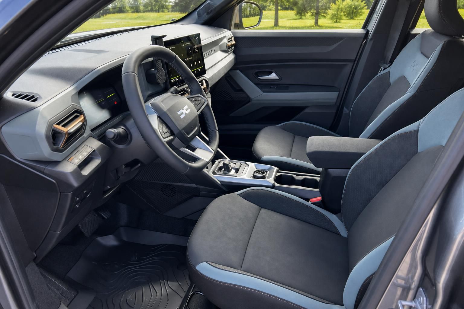 Dacia Duster Fahrerbereich mit Lenkrad, Sitze und Mittelkonsole - Innenraumausstattung in grau