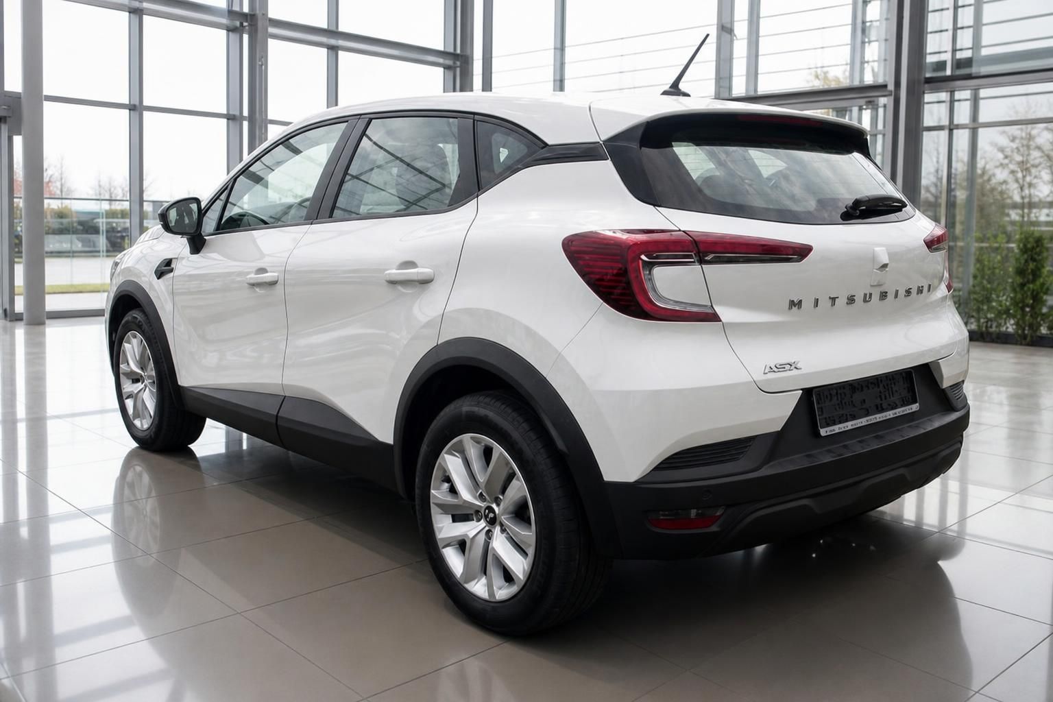 Mitsubishi ASX weiss Heckansicht schräg links im Autohaus mit LED-Rückleuchten und Heckspoiler