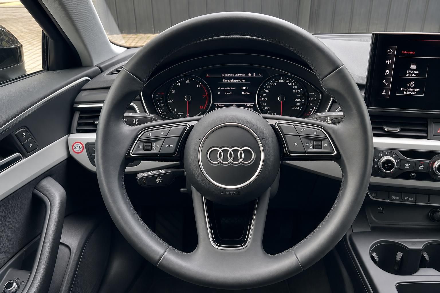 Audi A4 Avant Innenraum: Lenkrad und Multifunktionstasten im Detail