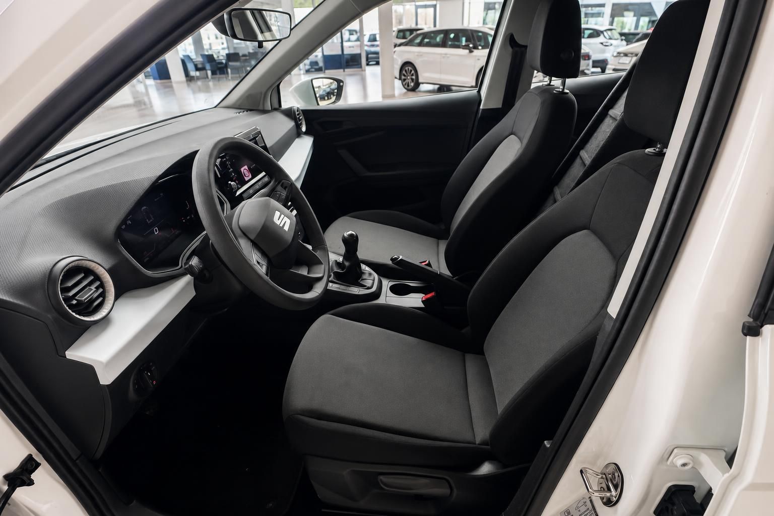 SEAT Innenraum mit grauem Stoffsitzen, Lenkrad und Schaltknauf im modernen Design