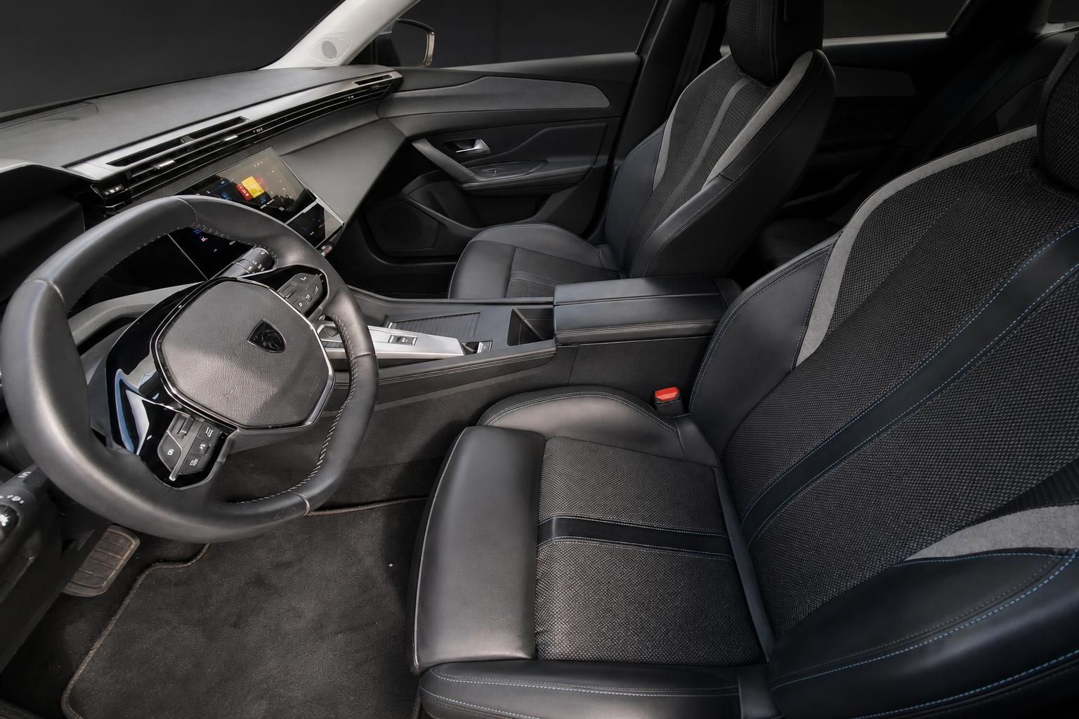 Peugeot Innenraum mit Ledersitzen und digitalem Cockpit
