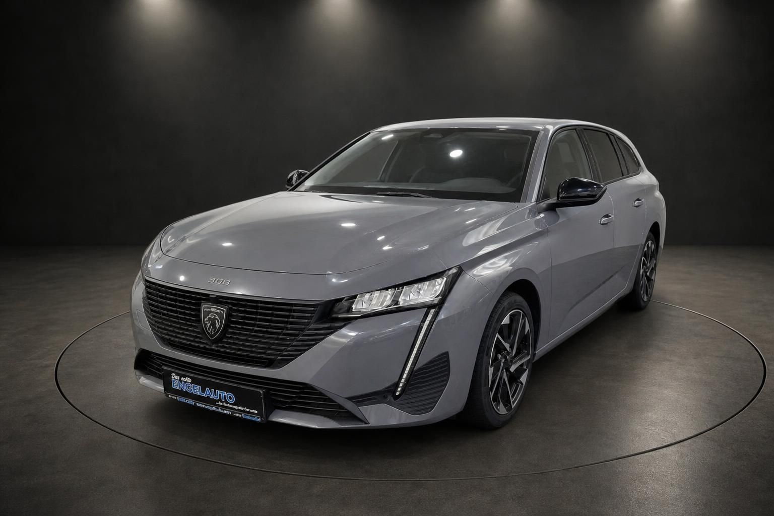 Peugeot 308 SW Kombi Grau, Frontansicht schräg im Studio