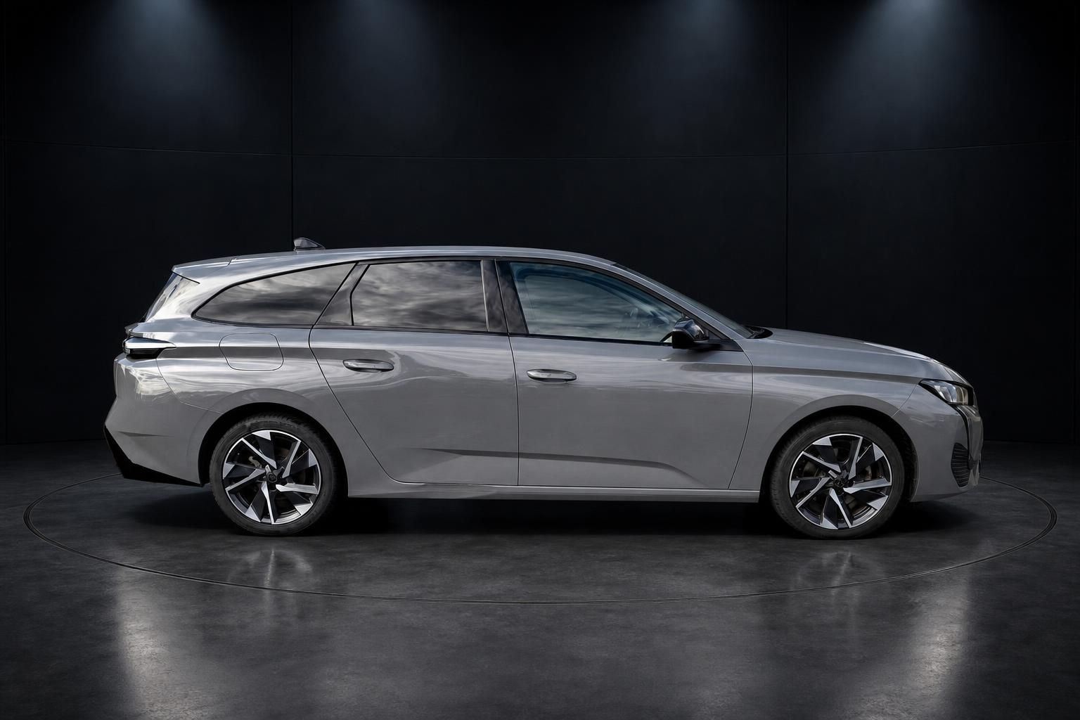 Peugeot 308 SW Kombi Grau, Seitenansicht im Studio